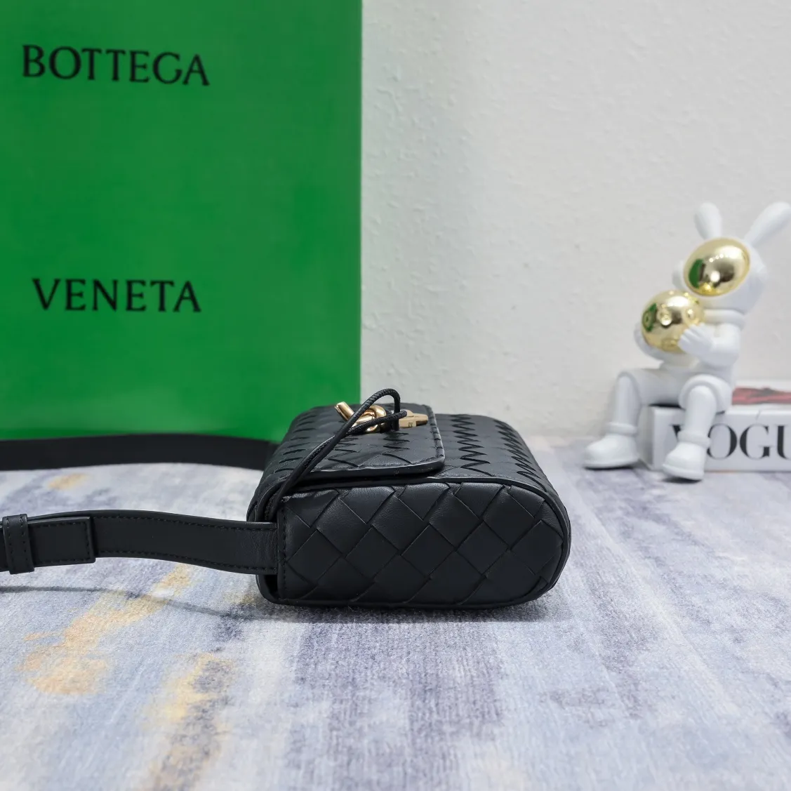Batch 1420 Bottega Veneta's new style 🆕 mini andiamo bag is so pretty. The dark brown color is very versatile. It is high-end and casual and sexy. Andiamo is not only a commuter bag 🥰 It can be worn crossbody and carried by hand, and it is no problem to match it with evening wear. It can be matched with clothes casually, showing high-end elegance. Style number: 5545 Size: 21.5*13*4.5cm